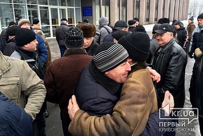 Под криворожским горисполкомом митинговали пенсионеры-силовики (ОБНОВЛЕНО)