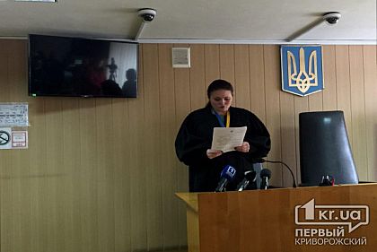 Мужчину, который надругался над флагом Украины, приговорили к лишению свободы