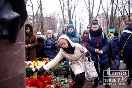 Десятки криворожан пришли к памятнику участникам боевых действий в Афганистане