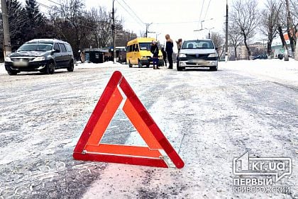 В Кривом Роге столкнулись маршрутка и Dacia