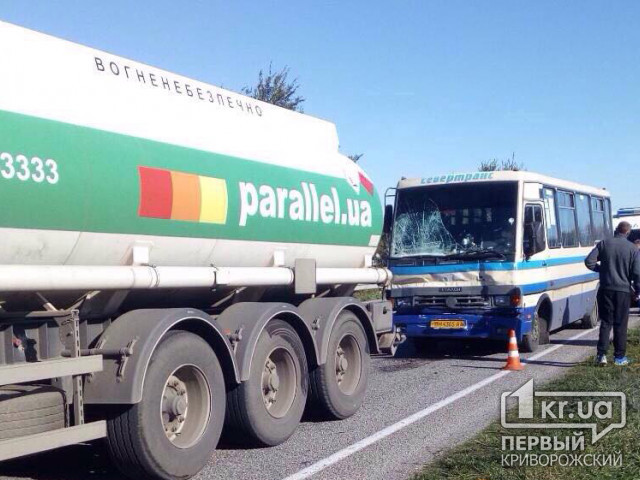 Пострадали 8 человек: бензовоз и пассажирский автобус столкнулись на трассе в Днепровском районе