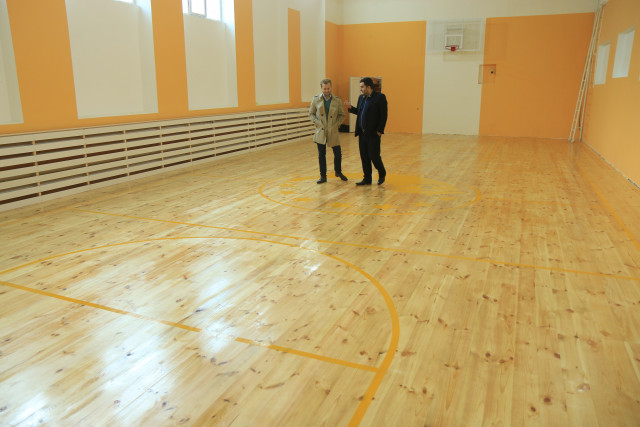 Нардеп Усов перевірив ремонт спортзали школи № 10 у Кривому Розі: все добре