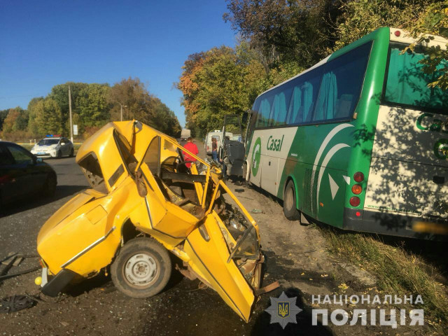 Погиб мужчина, пострадала девушка: ВАЗ врезался в рейсовый автобус Кривой Рог-Харьков