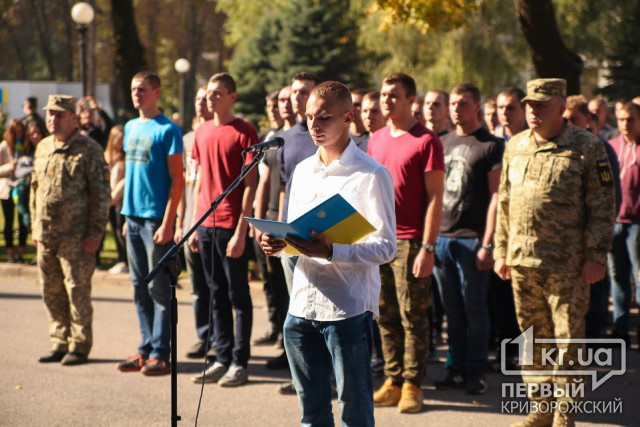 Близько сотні молодих мешканців Дніпропетровщини урочисто почали строкову службу в армії