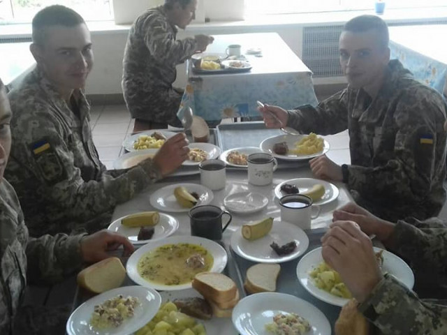 Винегрет, тефтели в соусе, салат Оливье и суп Харчо: в криворожской танковой бригаде перешли на новую систему питания