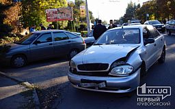 Недалеко от криворожского автовокзала в аварию попали два Daewoo Lanos и ВАЗ