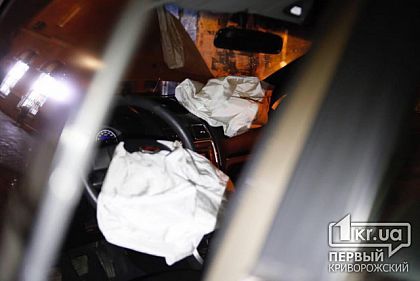 ДТП в Кривом Роге: после столкновения двух автомобилей, один влетел в остановку