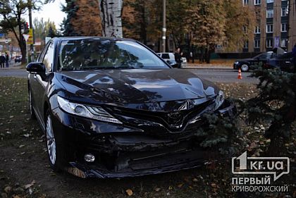 В Кривом Роге в результате ДТП авто вылетело на тротуар