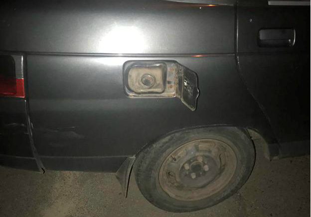Ночью в Кривом Роге неизвестные мужчины сливали бензин из припаркованных автомобилей