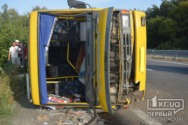 16 человек пострадали: фура врезалась в пассажирский автобус на трассе Днепр-Решетиловка