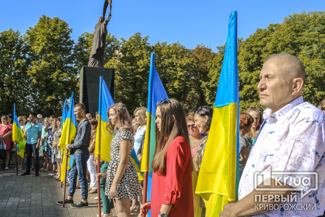 Освітяни Покровського району Кривого Рогу урочисто підняли синьо-жовтий символ України