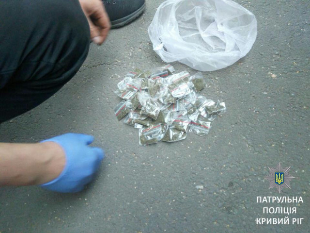 111 пакетиков с травой. Криворожские патрульные задержали мужчин с наркотиками