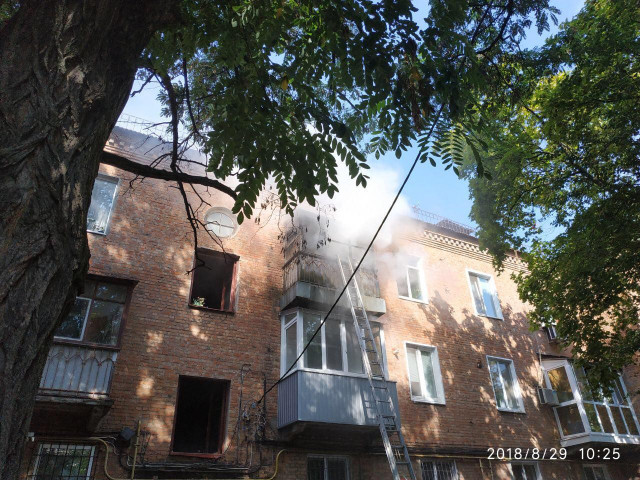 Криворожанка с двумя детьми спаслась из задымленной из-за пожара квартиры