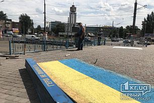 Криворожане самостоятельно ремонтируют стелу с фотографиями погибших героев АТО