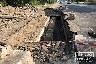 В Кривом Роге возле известного моста ремонтируют трубы