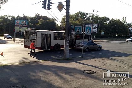 Водители столкнувшихся в Кривом Роге троллейбуса и легковушки не стали оформлять ДТП