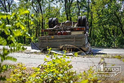 В Кривом Роге на дороге перевернулся грузовой автомобиль