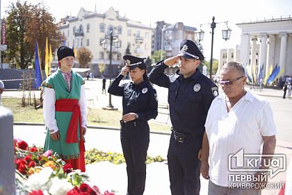 Будем достойны подвига борцов за Независимость Украины, - режиссер криворожского театра на возложении цветов к памятнику Шевченко