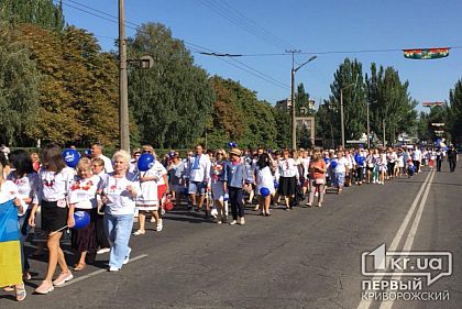 Тисячі святково вбраних криворіжців вийшли на парад вишиванок