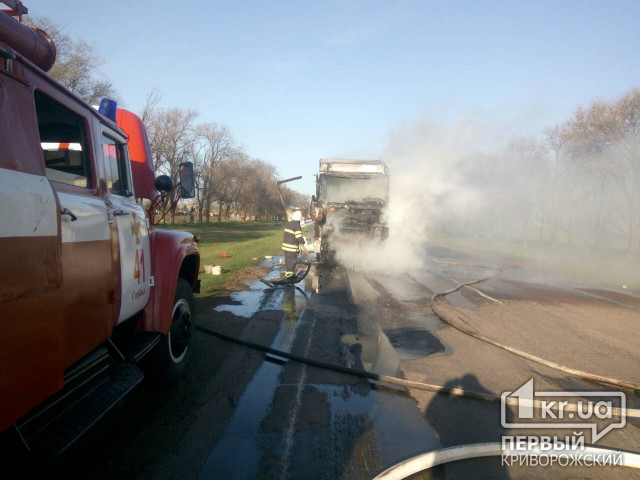 На трассе Кривой Рог-Днепр загорелся грузовик
