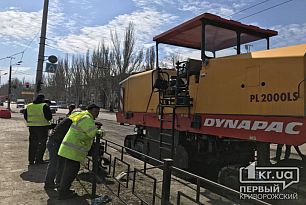 В центре Кривого Рога ремонтируют дорогу. Движение затруднено (ОБНОВЛЕНО)