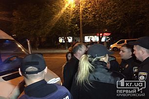 В Кривом Роге люди перекрыли дорогу из-за проверки маршрутки