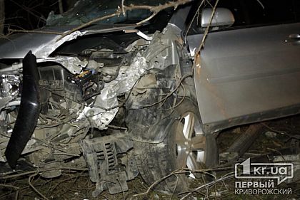 В Кривом Роге джип на скорости «подрезал» две легковушки и снес столб со знаками (ОБНОВЛЕНО)