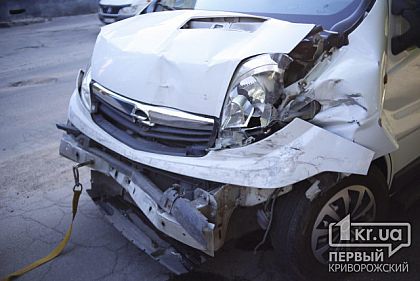 Возле школы в Кривом Роге столкнулись маршрутка и микробус, есть пострадавшие