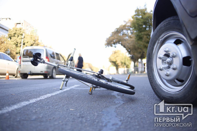 Инцидент на дороге в Кривом Роге закончился падением велосипедиста на бампер легковушки