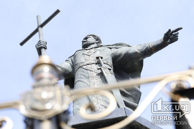 На площади Поля в Кривом Роге открыли памятник равноапостольному Князю Киевскому Владимиру Великому