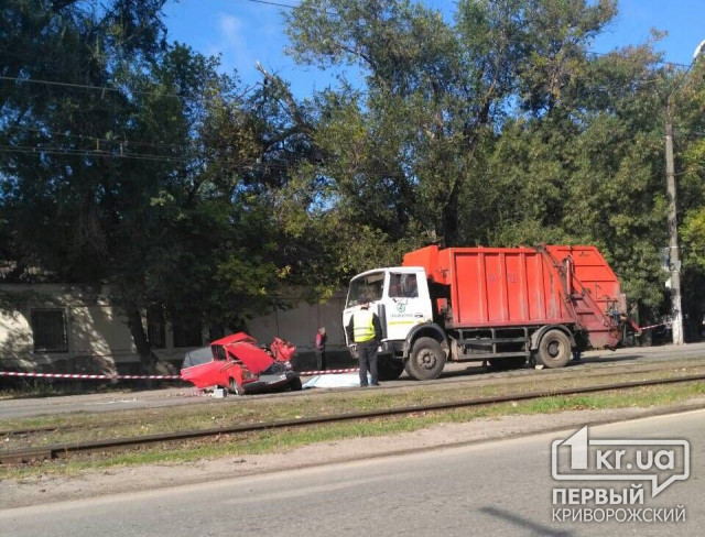 В Кривом Роге столкнулиь легковушка и грузовик Экоспецтранса, погиб человек