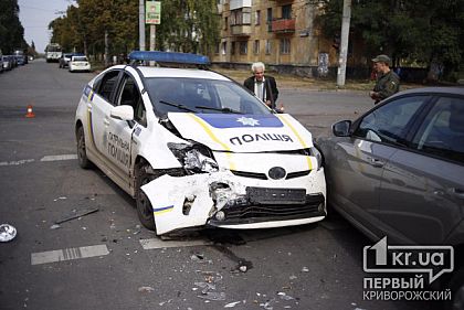 Инспектор полиции и водитель ВАЗа пострадали в ДТП с машиной криворожских патрульных
