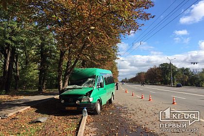 В Кривом Роге в ДТП с маршруткой пострадали 8 человек