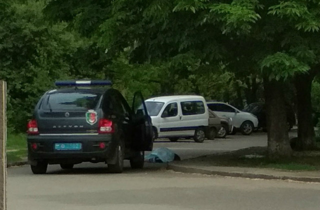 Полдня пролежало на улице тело скончавшегося мужчины в Кривом Роге