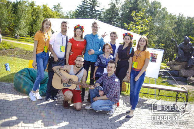 Криворожские студенты и активисты празднуют День Европы в парке