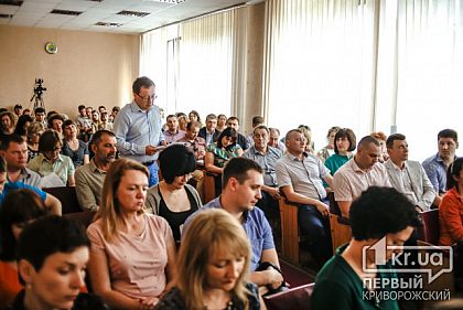 Крупные предприятия не могут повышать одновременно зарплату рабочим и больше платить за землю в бюджет Кривого Рога, - городские слушания