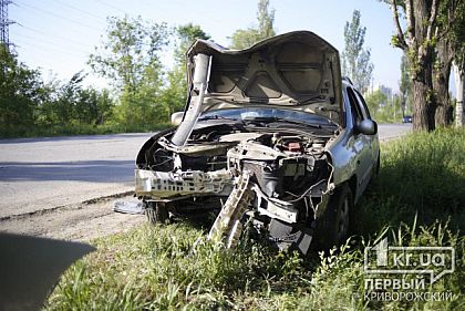 В Кривом Роге парень заснул за рулем легковушки и влетел в дерево