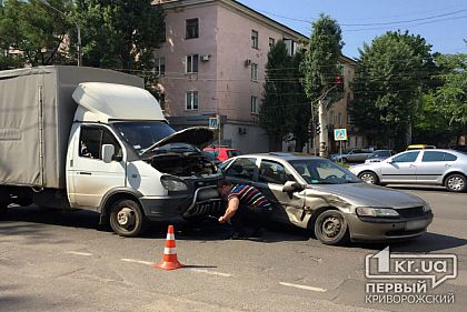 В Кривом Роге на перекрестке легковушка протаранила ГАЗель