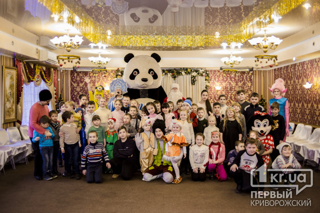 Огромный медведь, конкурсы и сладости - криворожские предприниматели поздравили детей с праздниками
