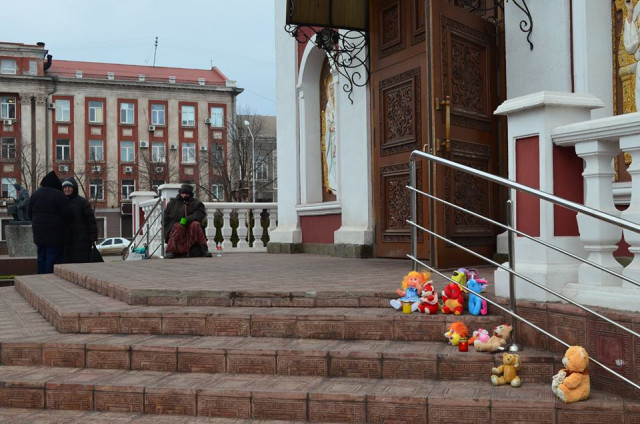 Криворіжці виразили свій протест проти УПЦ МП і долучились до акції «Принеси ляльку»