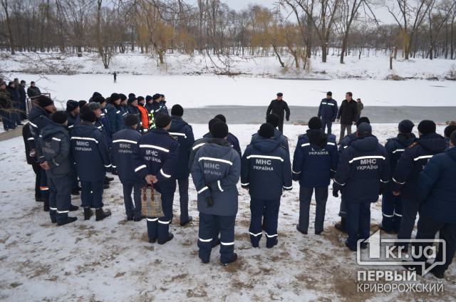 Чрезвычайники соломинкой спасли криворожанина, который «провалился под лед»