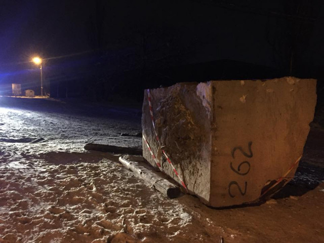 В Кривом Роге на дорогу из фуры выпала 12-тонная гранитная глыба