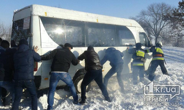 Рейсовый автобус с пассажирами перевернулся на трассе под Кривым Рогом