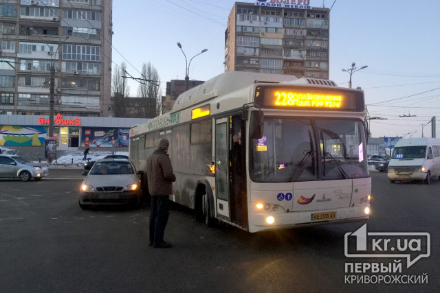 Новый коммунальный автобус попал в ДТП в Кривом Роге