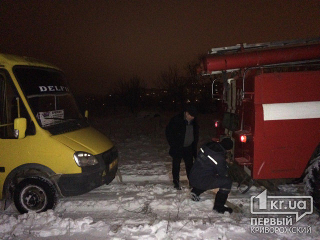 Криворожские спасатели освободили маршрутку из снежного плена
