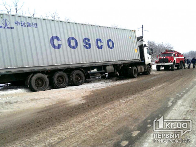 На трассе Николаев-Кривой Рог грузовик занесло в кювет
