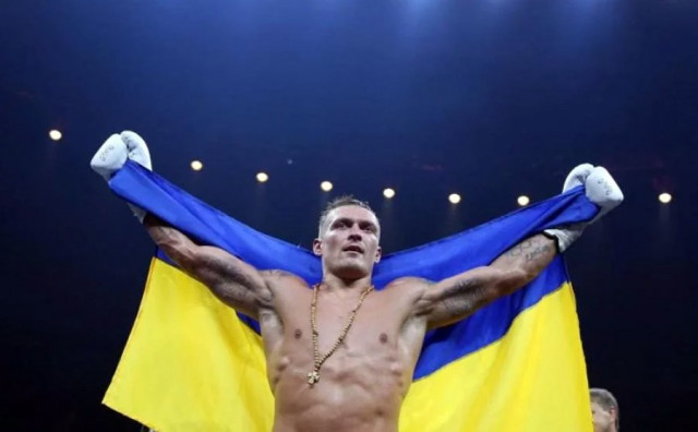 Украинец Александр Усик победил латвийца Майриса Бриедиса в зрелищном поединке