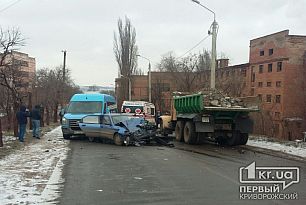 В Кривом Роге во время ДТП смяло легковушку, есть пострадавший