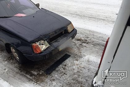 Напротив исполкома в Кривом Роге авария с участием маршрутки