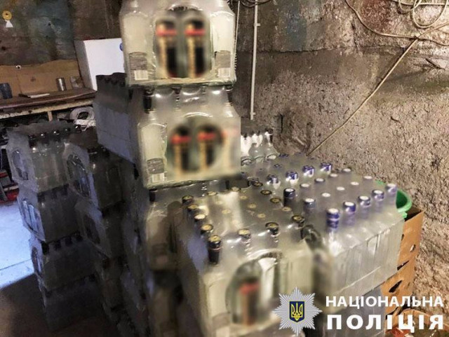 Три подпольных цеха по изготовлению фальсифицированного алкоголя выявили в Днепропетровской области